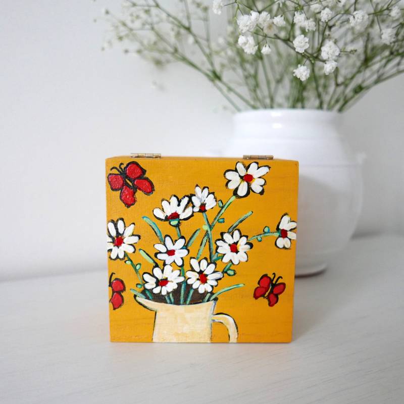 Goldschmuckschatulle, Gelbe Hölzerne Trinketbox, Gänseblümchen-Kunst, Weiße Blumenmalerei, Goldene Handbemalte Aufbewahrungsbox, Blumenmusterkunst von TeodoraPainting