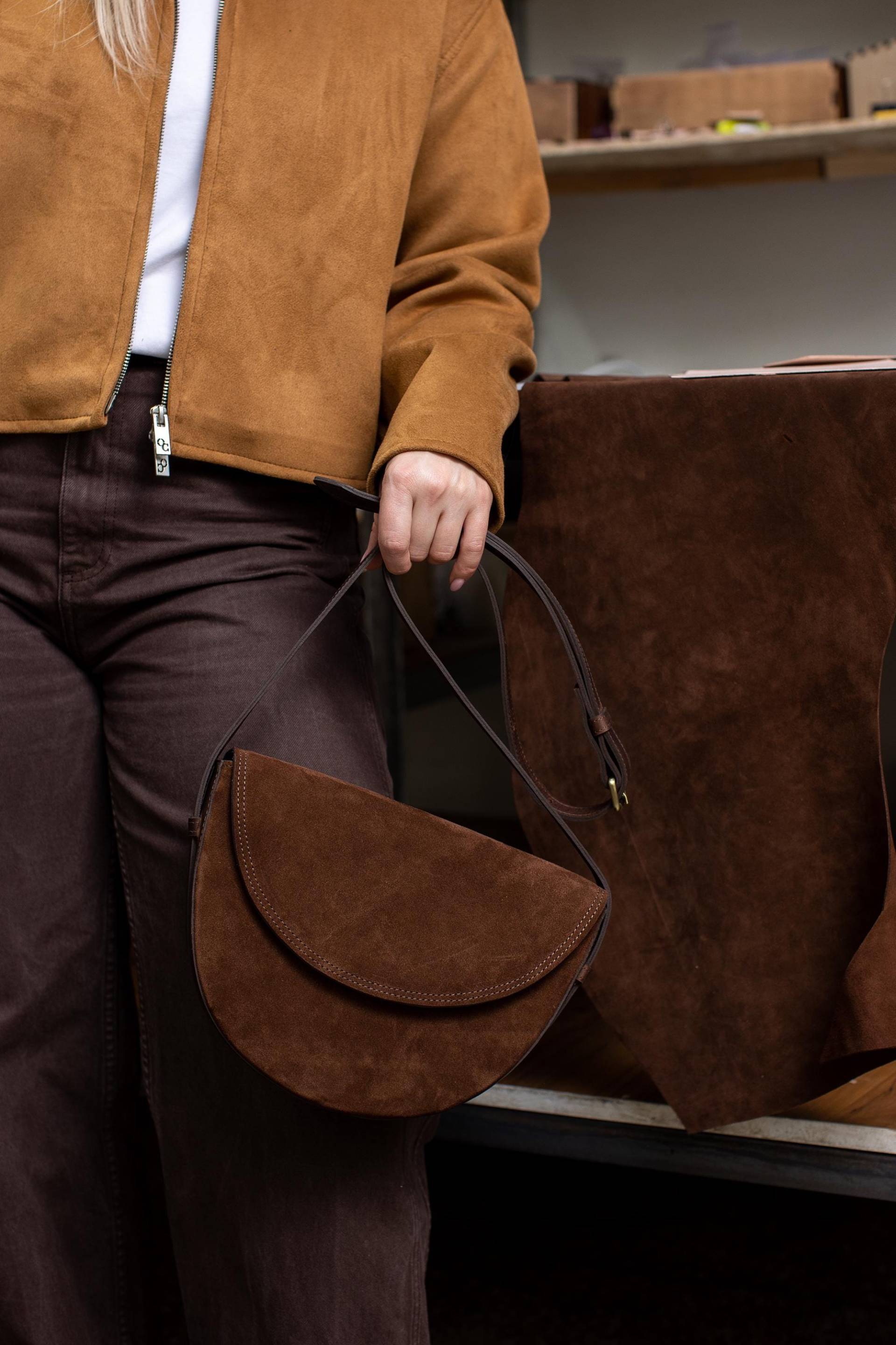 Braune Wildleder Crossbody, Kleine Halbrunde Tasche, Frauen Alltagshandtasche von TeploLeather