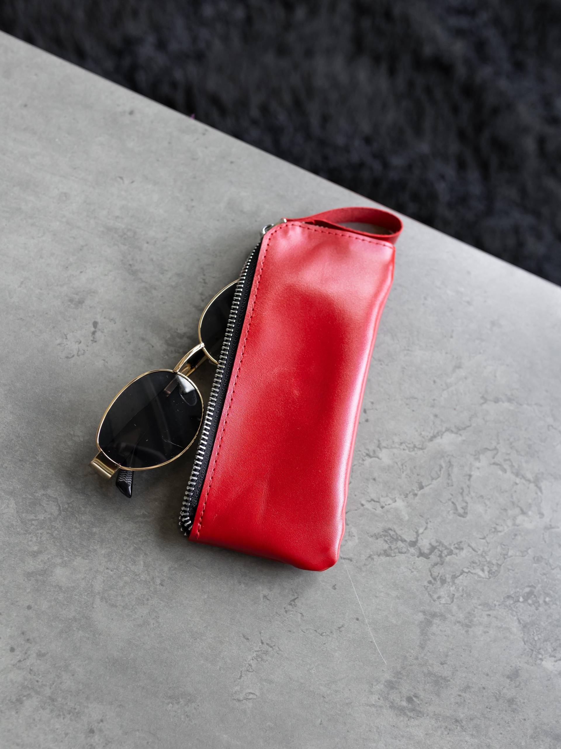 Roter Brillenhalter Aus Leder, Brillenetui Mit Reißverschluss, Personalisiertes Brillenetui, 3D Jahrestag Geschenk, Lederwaren, Weihnachten Mutter von TeploLeather