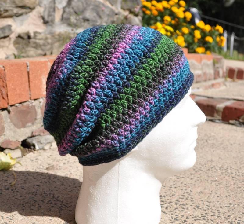 Gehäkelte Beanie Mit Ein Bisschen Slouch - Blau, Grün, Lila, Und Rosa Mehrfarbiges Skullcap Unisex Mütze Herrenmütze Oder Damenmütze von TepperWear