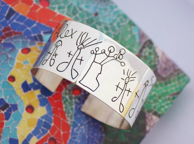 Handgraviertes Sterlingsilber-Manschettenarmband Kinderzeichnungsschmuck von TereReyesJoies