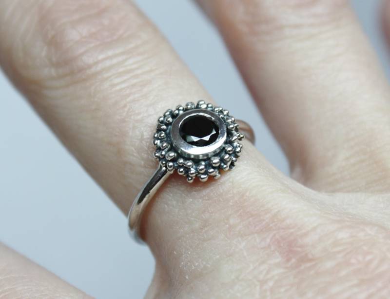 Handgefertigter Silber-Granulat-Ring Mit Zirkonia Sterlingsilber von TereReyesJoies