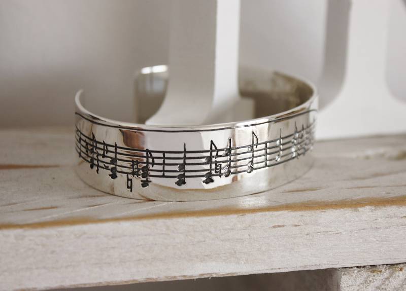 Personalisierte Sterling Silber Musiknoten Manschette Armband Gravierte Noten Personalisierte Sterling Silber Musiknoten Manschette Armband Gravierte Noten von TereReyesJoies