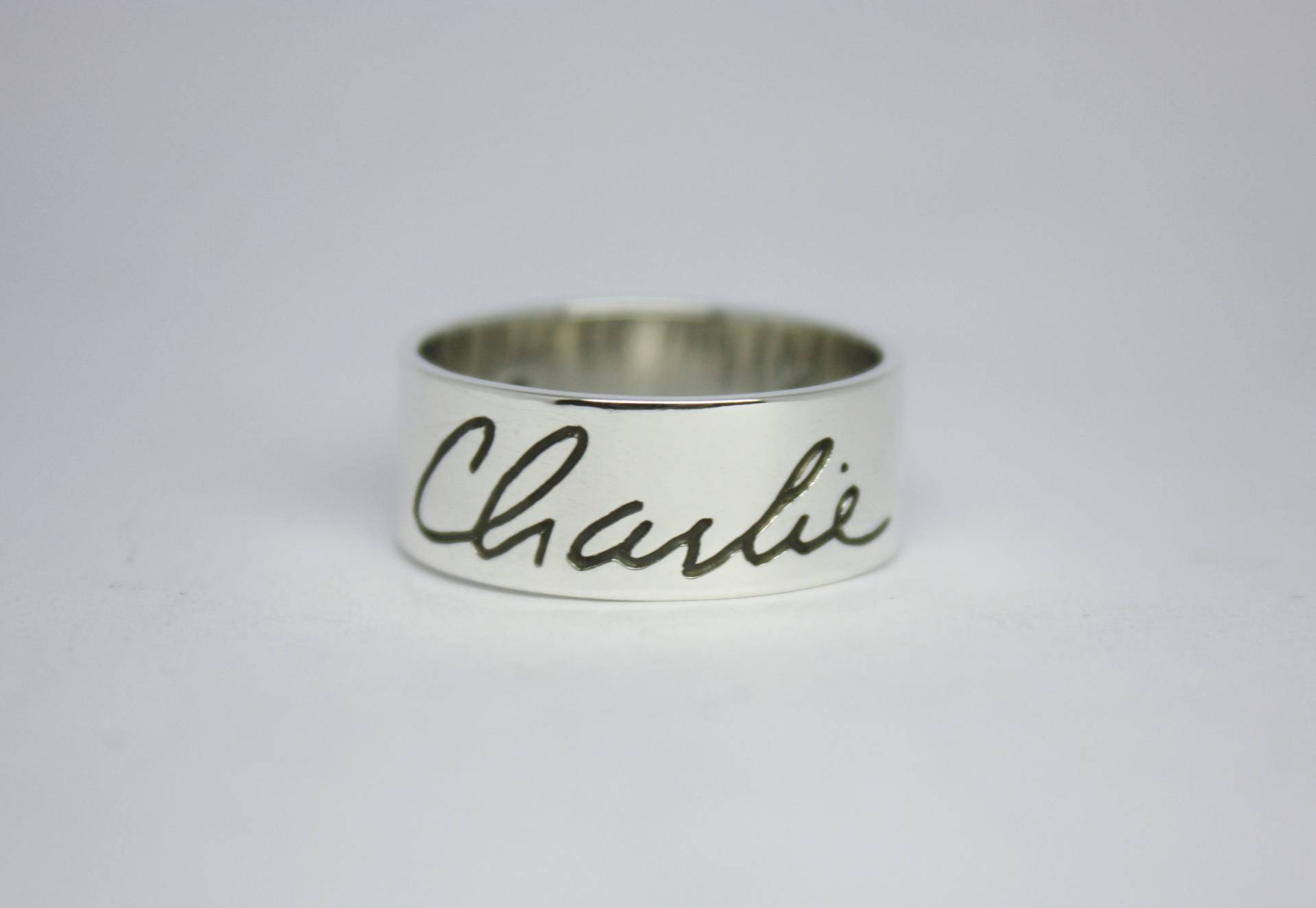 Personalisierter Silberring Mit Ihrer Persönlichen Handschrift, Farbiger Ring, 8 Millimeter Breit von TereReyesJoies