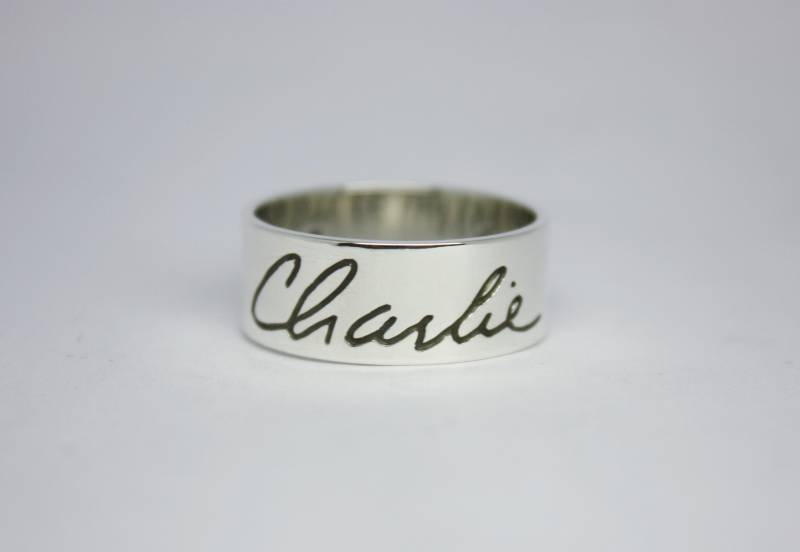 Personalisierter Silberring Mit Ihrer Persönlichen Handschrift, Farbiger Ring, 8 Millimeter Breit von TereReyesJoies