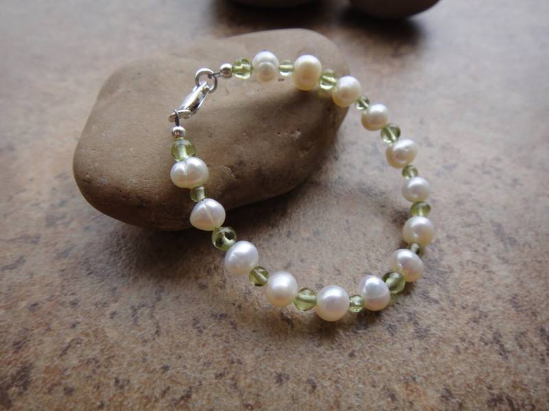 Baby Armband Süßwasser Perlen, Peridot Und Sterling Silber Baby Armband Süßwasser Perlen, Peridot Und Sterling Silber von TeresaMercerMade