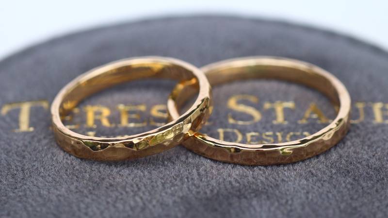 Gehämmerte Trauringe Eheringe 14 Karat Gold- Partneringe Aus Gelbgold - Für Hochzeit Personalisierbar von TeresaStaubJewelry