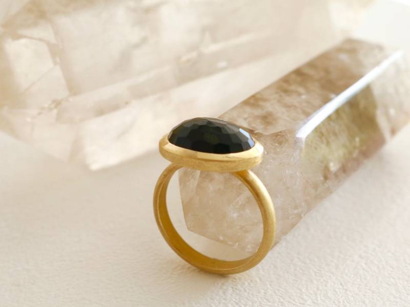 Ovaler Facettierter Onyx - 18 Karat Gelbgoldring 18K 750 Gelbgold von TeresaStaubJewelry