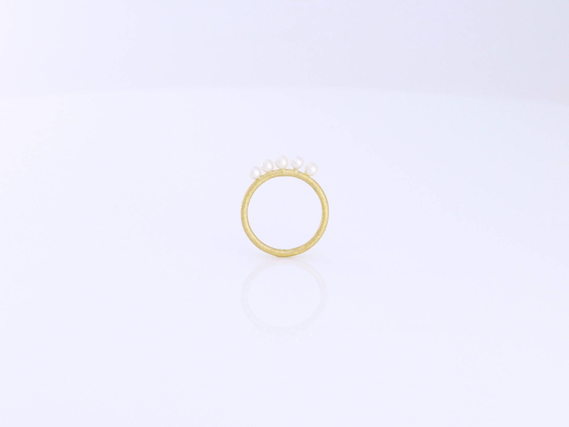 Perlenspiel - Goldring Kleine Schimmernde Süßwasserperlen 18 K 750 Gelbgold Ring | Massiv Runde Ringschiene Frauen Mädchen Süß von TeresaStaubJewelry