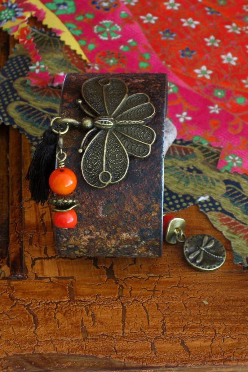 Gefärbten Coral Antik Messing Schmetterling Gefärbten Coral Antik Messing Schmetterling von TeresadelRitoShop