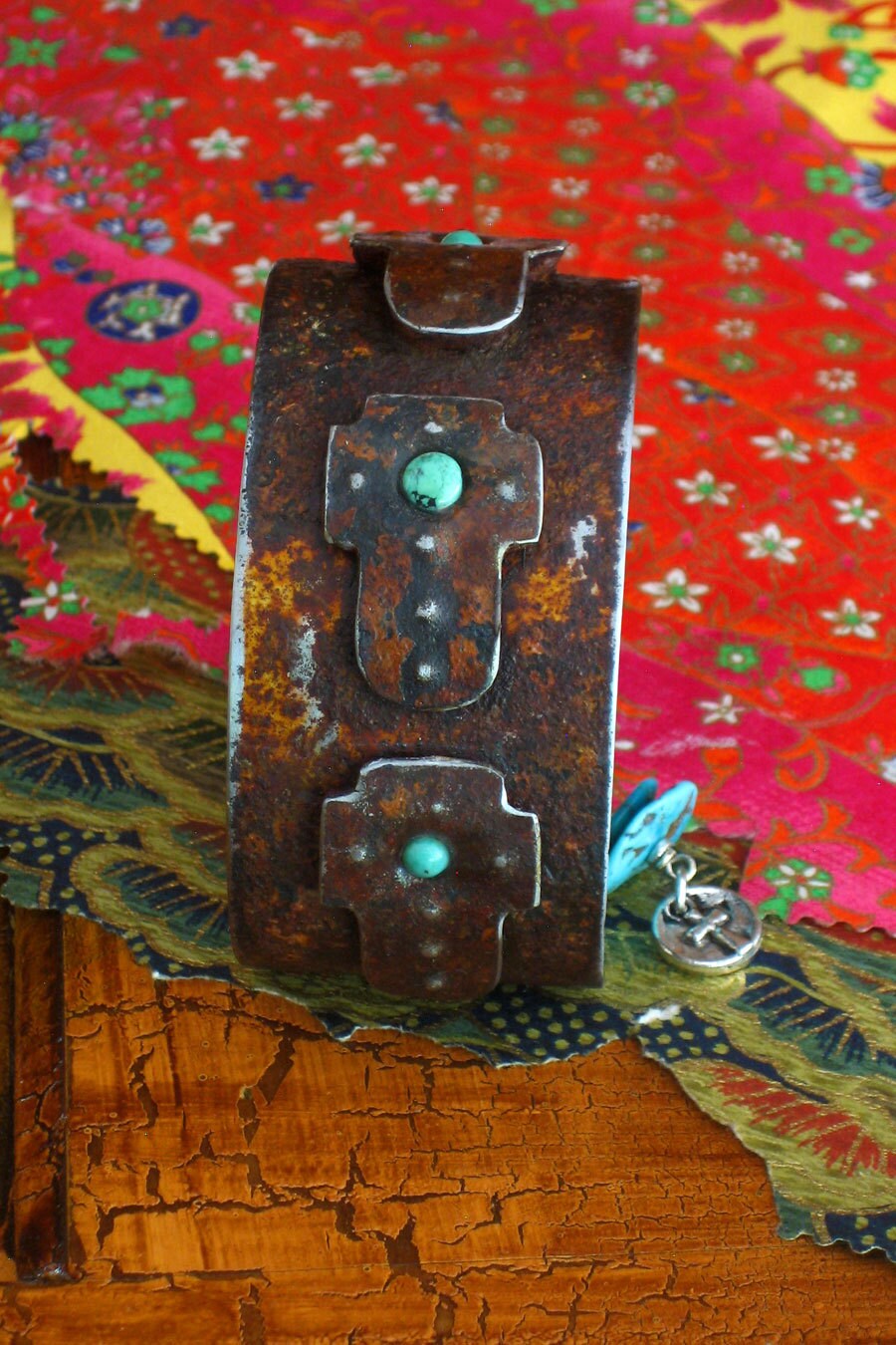 Rustikal, Rana Esculenta Stil, Triple Kreuz Mit Türkis Stulpe Rustikal, Rana Esculenta Stil, Triple Kreuz Mit Türkis Stulpe von TeresadelRitoShop