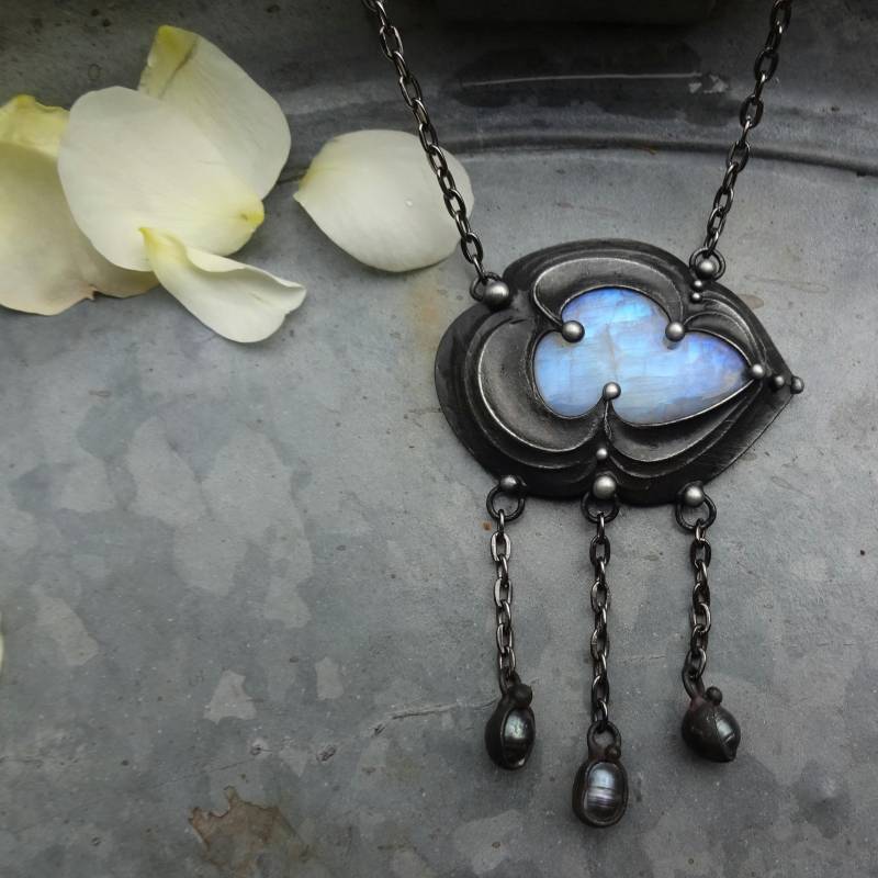 Handgemachte Originalkunst Mondstein-Perlen-Halskette Auf Handgemachter Metallkette von TerezaOJewelry