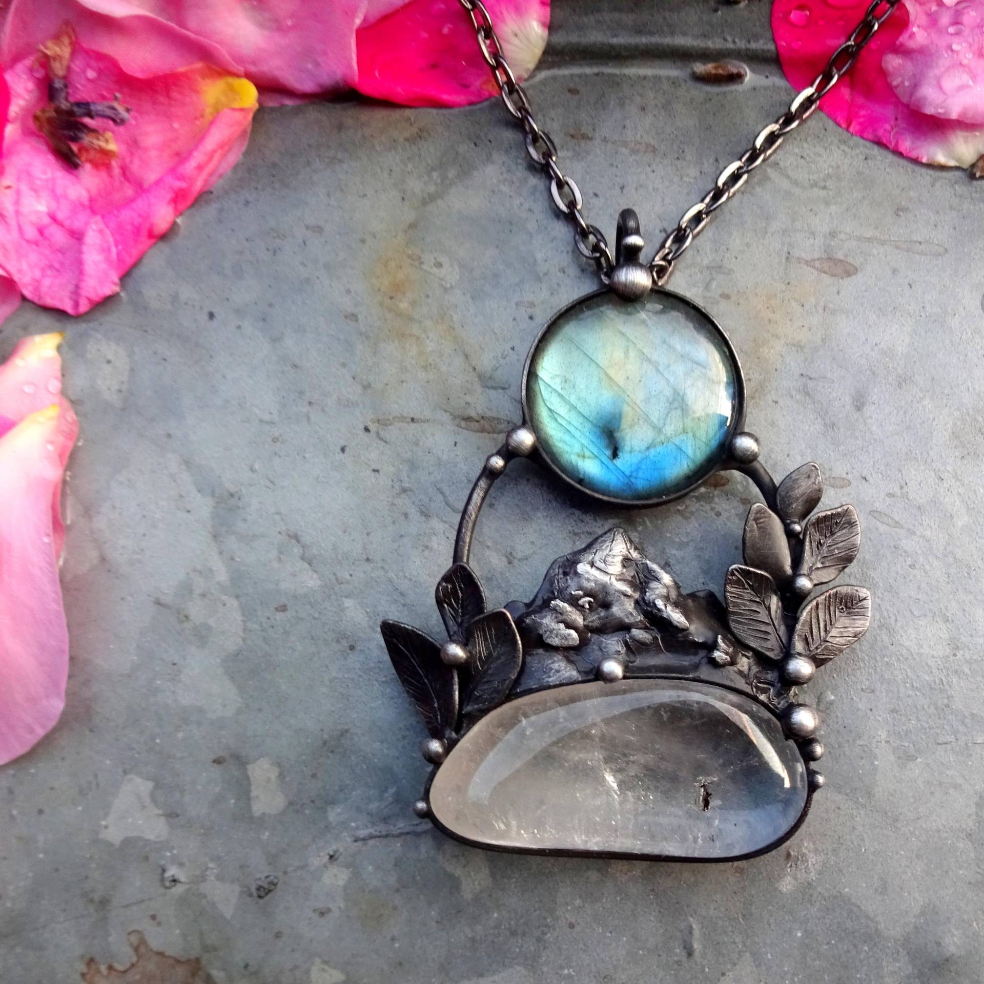 Handgemachte Ursprüngliche Art Labradorit-Kristallhalskette Auf Handgemachter Metallkette Handgemachte Ursprüngliche Art Labradorit-Kristallhalskette Auf Handgemachter Metallkette von TerezaOJewelry