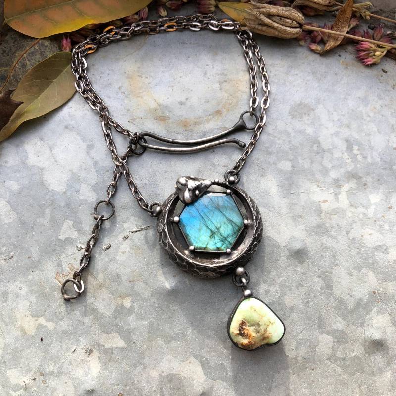 Ouroboros Handgemachte Originalkunst Labradorit-Chrysopal-Halskette Auf Handgemachter Metallkette von TerezaOJewelry