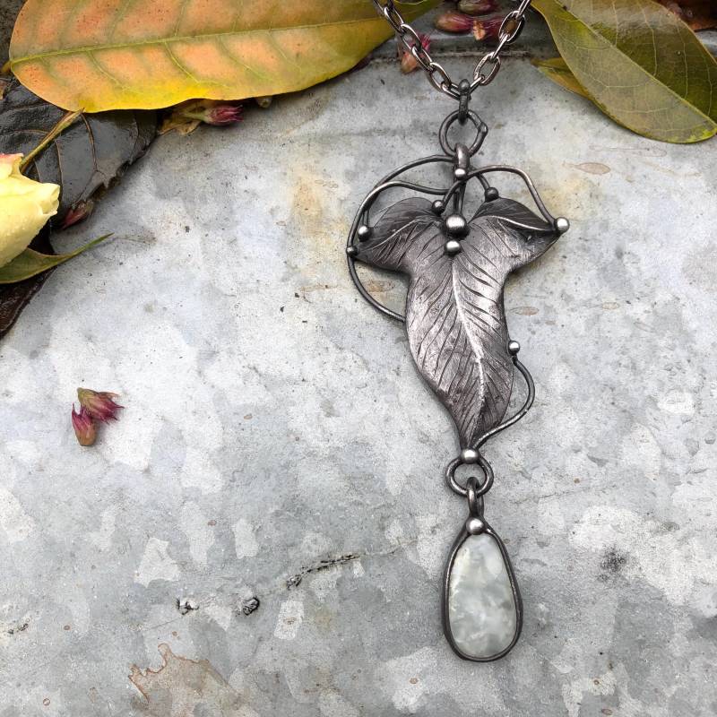 Reserviert Handgefertigte Original Art Prehnit-Halskette An Handgefertigter Metallkette von TerezaOJewelry