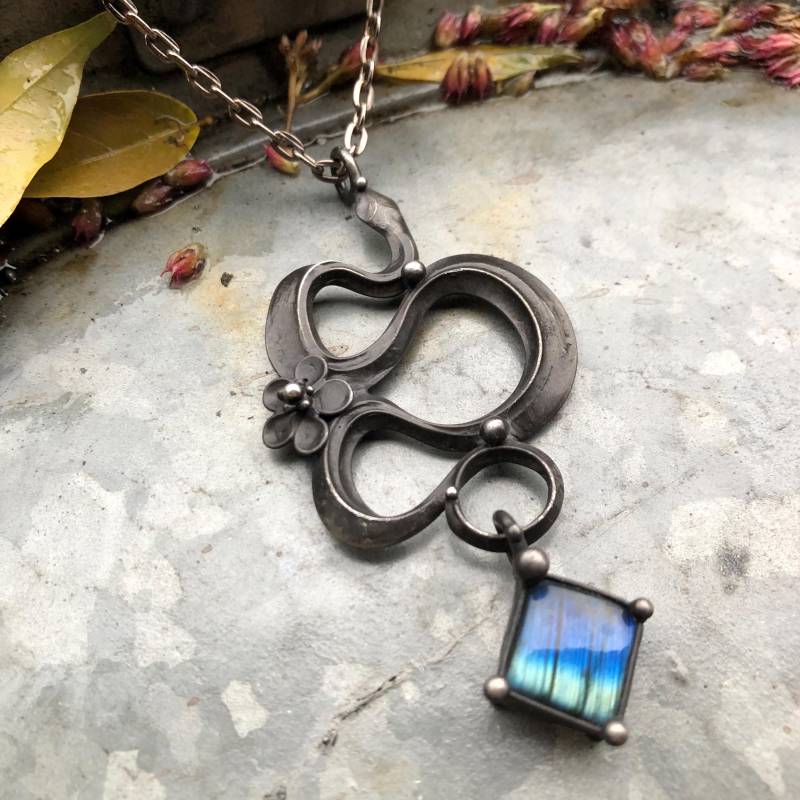 Schlange Handgemachte Original Kunst Labradorit Halskette Auf Metallkette von TerezaOJewelry