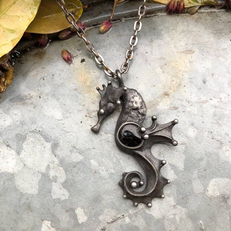 Seepferdchen Handgemachte Original Kunst Labradorit Turmalin Halskette Auf Metall Kette von TerezaOJewelry