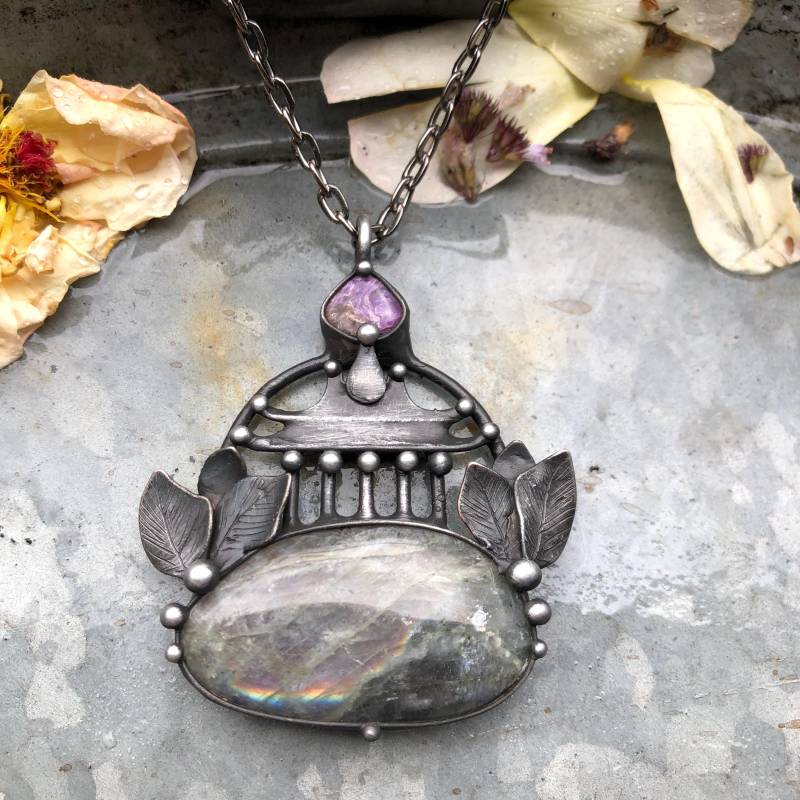 Temple Handgemachte Original Art Labradorit Charoit Halskette Auf Metallkette von TerezaOJewelry