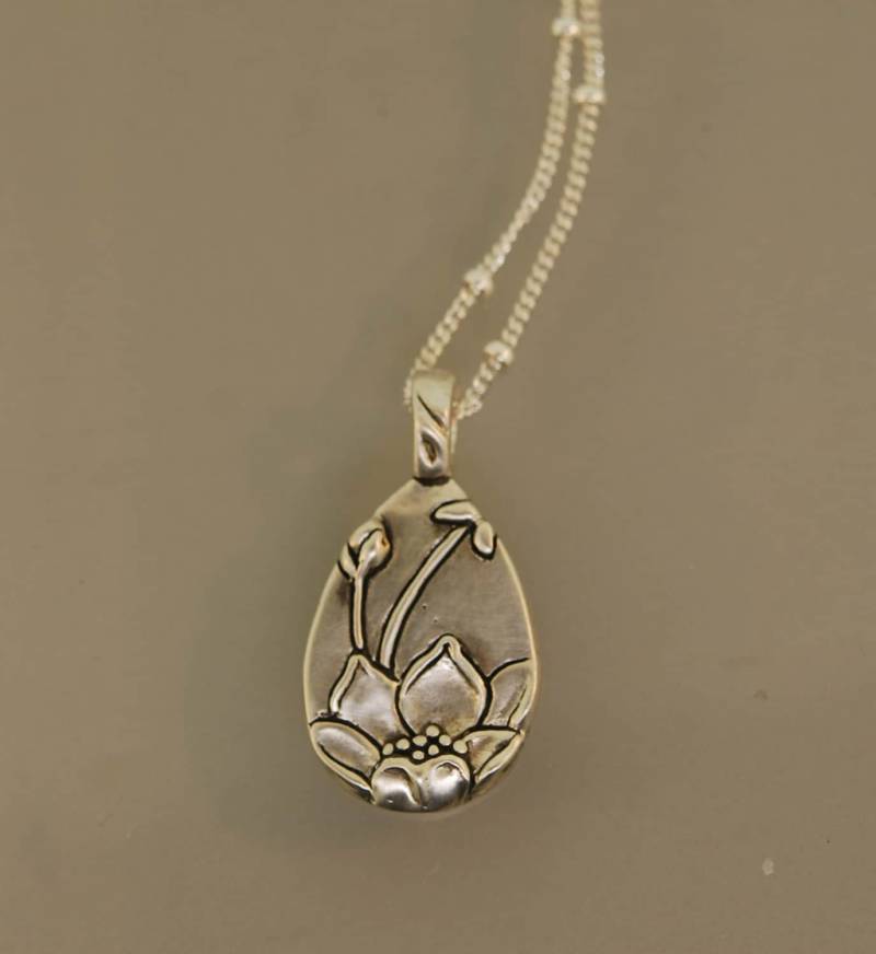 Halskette Mit Ungefaltetem Lotus Anhänger von TeriLeeJewelry