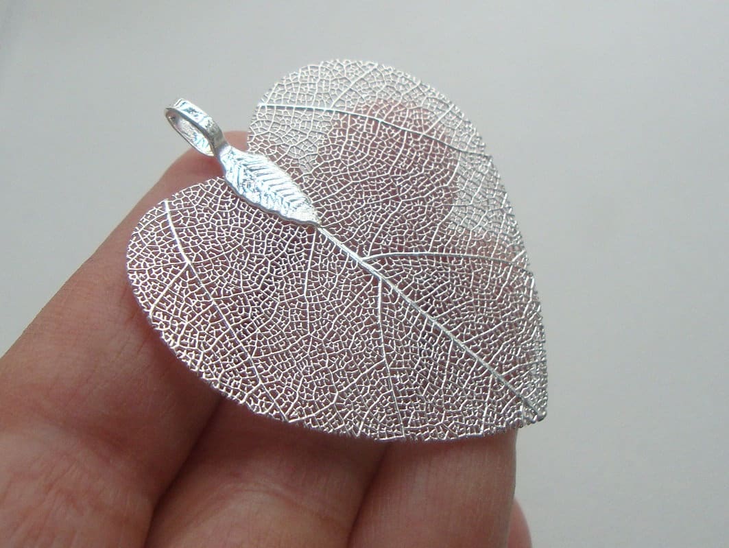 1 Stück, Echtes Blatt in Silber Getaucht, Hübsche Kleine Öse, 55 X 40 Mm 1 Stück, Echtes Blatt in Silber Getaucht, Hübsche Kleine Öse, 55 X 40 Mm von TerraFinds