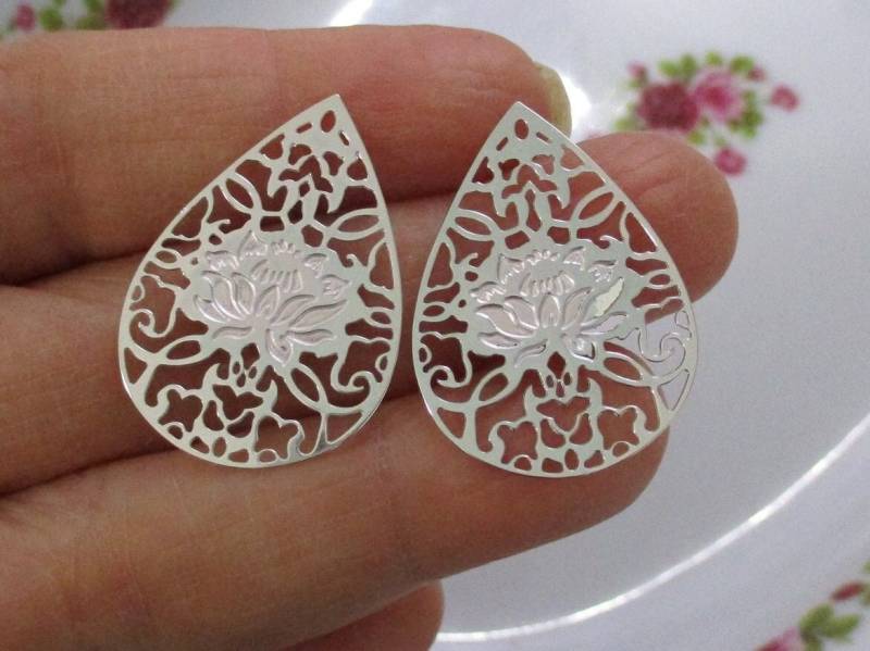 2 Stück, Schöne Lacey Spitze Sterling Silber Lotus Blüte Durchbrucharbeit Teardrop Anhänger Ohrring Finden, Kronleuchter Ohrringe Stecker, Cc-0422 von TerraFinds