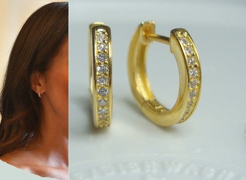 Kleine Huggie Hoop Micro Pave Diamant Cz Ohrringe, 18K Gold, Roségold, Sterling Silber, Minimalist Collections, Ew-0112 Kleine Huggie Hoop Micro Pave Diamant Cz Ohrringe, 18K Gold, Roségold, Sterling Silber, Minimalist Collections, Ew-0112 von TerraFinds