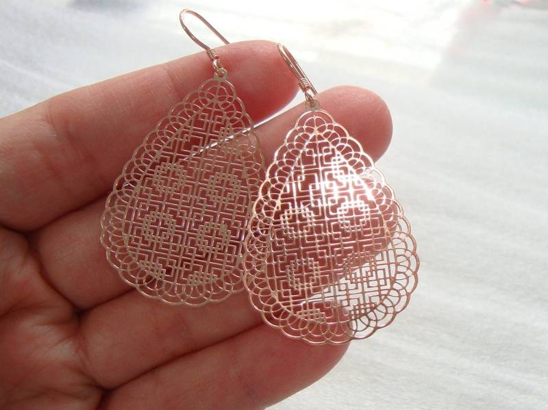Lacey Lace Rose Gold Platte Sterling Silber Ohrringe, Tear Drop Ohrring, 2 "Rosegold Kronleuchter Ew-0175 von TerraFinds