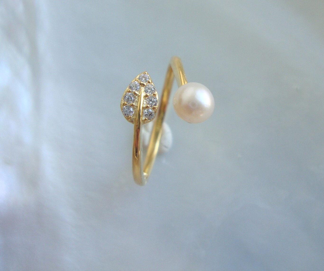 Perle Und Das Winzige Funkeln Blatt, Gold Plate Oder Sterling Silber Einstellbare Ring Perle Und Das Winzige Funkeln Blatt, Gold Plate Oder Sterling Silber Einstellbare Ring von TerraFinds