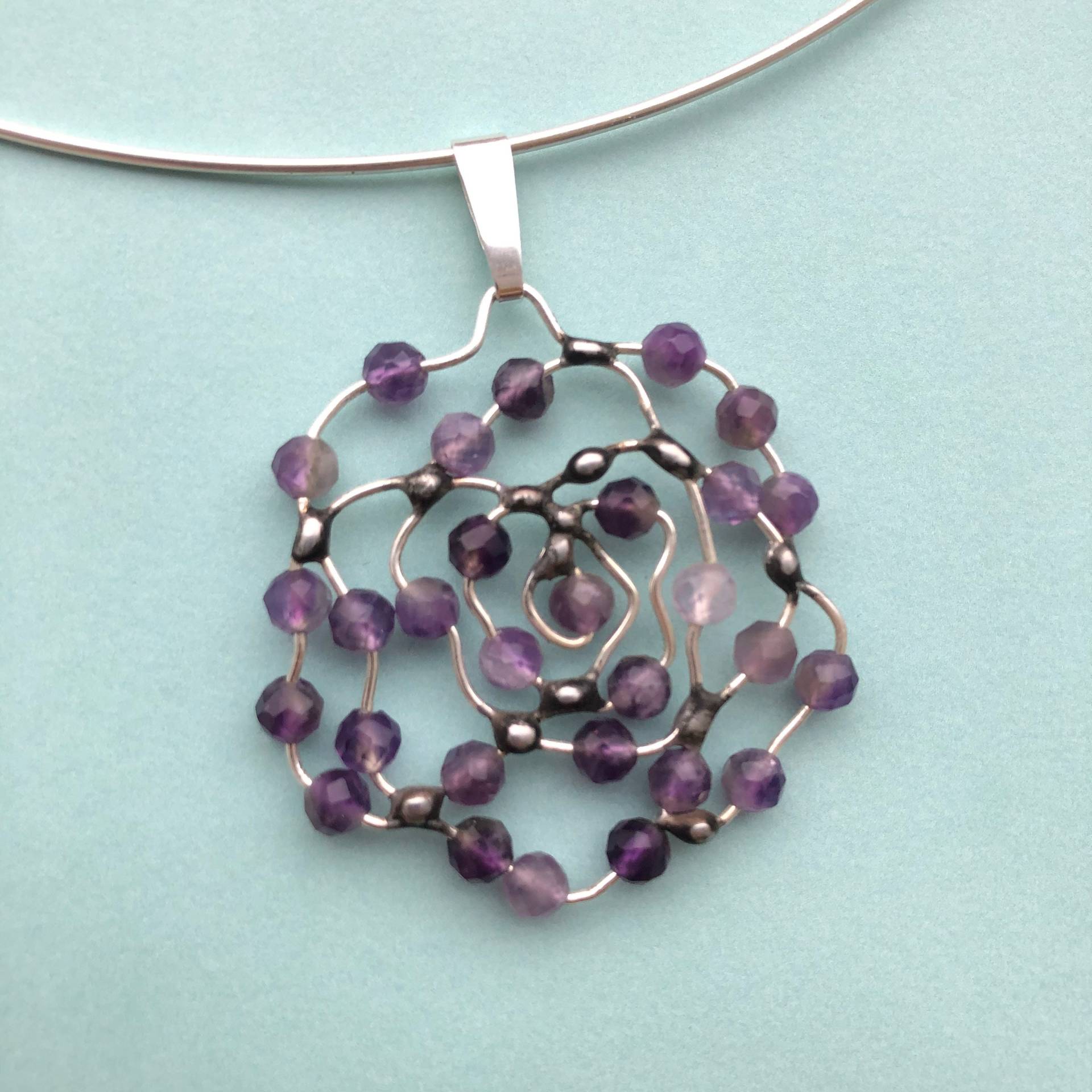 Amethyst Silberkette - Rosenknospe Anhänger Schutz Accessoire Heilstein Blume Geschenk Für Sie Amethyst Silberkette - Rosenknospe Anhänger Schutz Accessoire Heilstein Blume Geschenk Für Sie von TerraMagicaNova