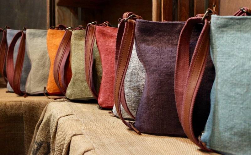 Filz Jute Crossbody, Mehrzweck-Schultertasche, Leichte Weiche Faser, Erweiterbare Kleine Geldbörse-Rot-Farbe Filz Jute Crossbody, Mehrzweck-Schultertasche, Leichte Weiche Faser, Erweiterbare Kleine Geldbörse-Rot-Farbe von TerraOrganica
