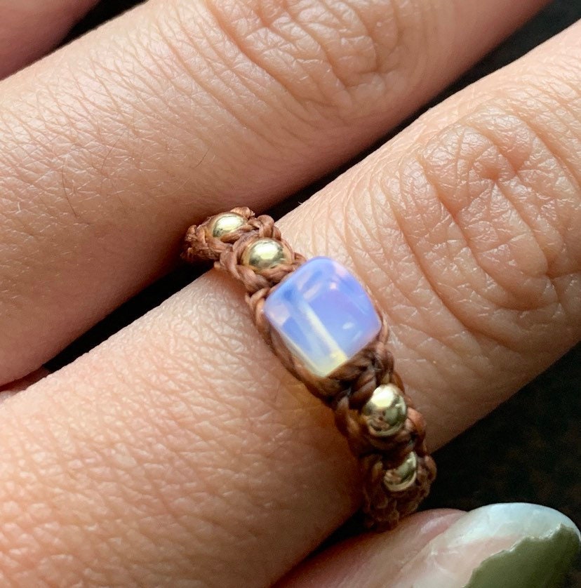 Makramee Kristall Ring Gold Perle/Verstellbarer Stein Halbedelstein Chip Geburtsstein Hanf von TerrestrialTreasure