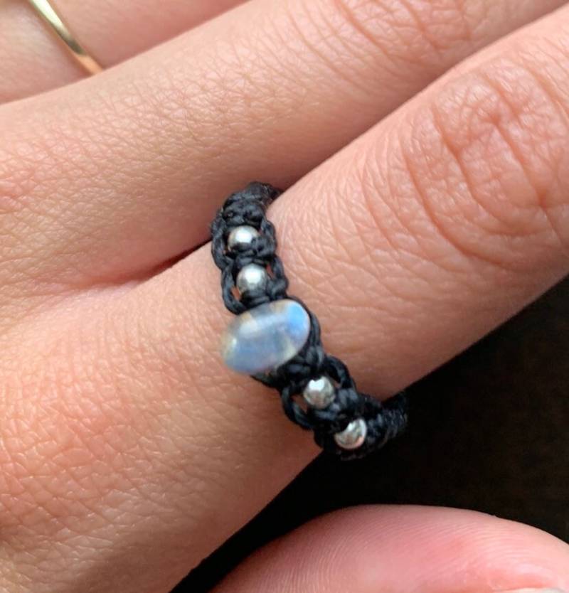 Makramee Ring Mit Silber Perlen/Verstellbarer Stein Edelstein Kristall Chip Geburtsstein Hanf Makramee Ring Mit Silber Perlen/Verstellbarer Stein Edelstein Kristall Chip Geburtsstein Hanf von TerrestrialTreasure