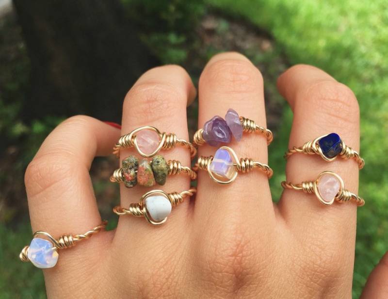 Verstellbarer 14K Gold Fill Wire Wrapped Crystal Ring/Edelstein Stapelring Rohkristall Boho Draht Ringe Custom von TerrestrialTreasure