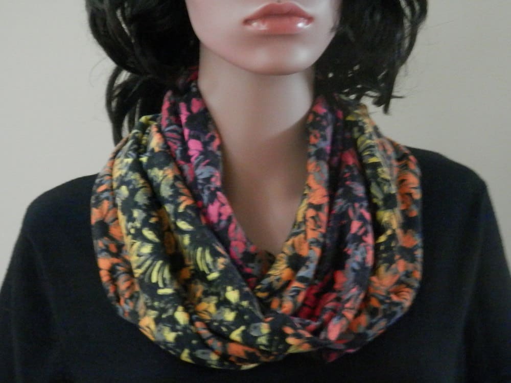 Infinity Schal Leicht Weich Cozy Knit Multi Color Daisy Wrap Geschenk Für Sie von TerriRDesigns