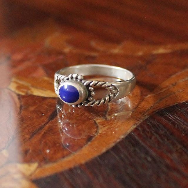 Handwerker Oval Inlay Lapis & Geflochtener Sterling Silber Ring Handwerker Oval Inlay Lapis & Geflochtener Sterling Silber Ring von TerriannsOriginals