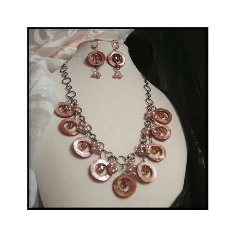 Pfirsich-Halskette Mit Perlmutt, Echten Rosa Perlen Und Kristallen Auf Antikem Kupfer Von Terriann's Originals Pfirsich-Halskette Mit Perlmutt, Echten Rosa Perlen Und Kristallen Auf Antikem Kupfer Von Terriann's Originals von TerriannsOriginals