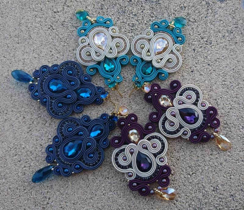 Soutache-Ohrhänger in Drei Farbvarianten, Tropfenanhänger Mit Kristallen Und Handgefertigter Strass-Kette Knopf von TerrisbijouxDesign