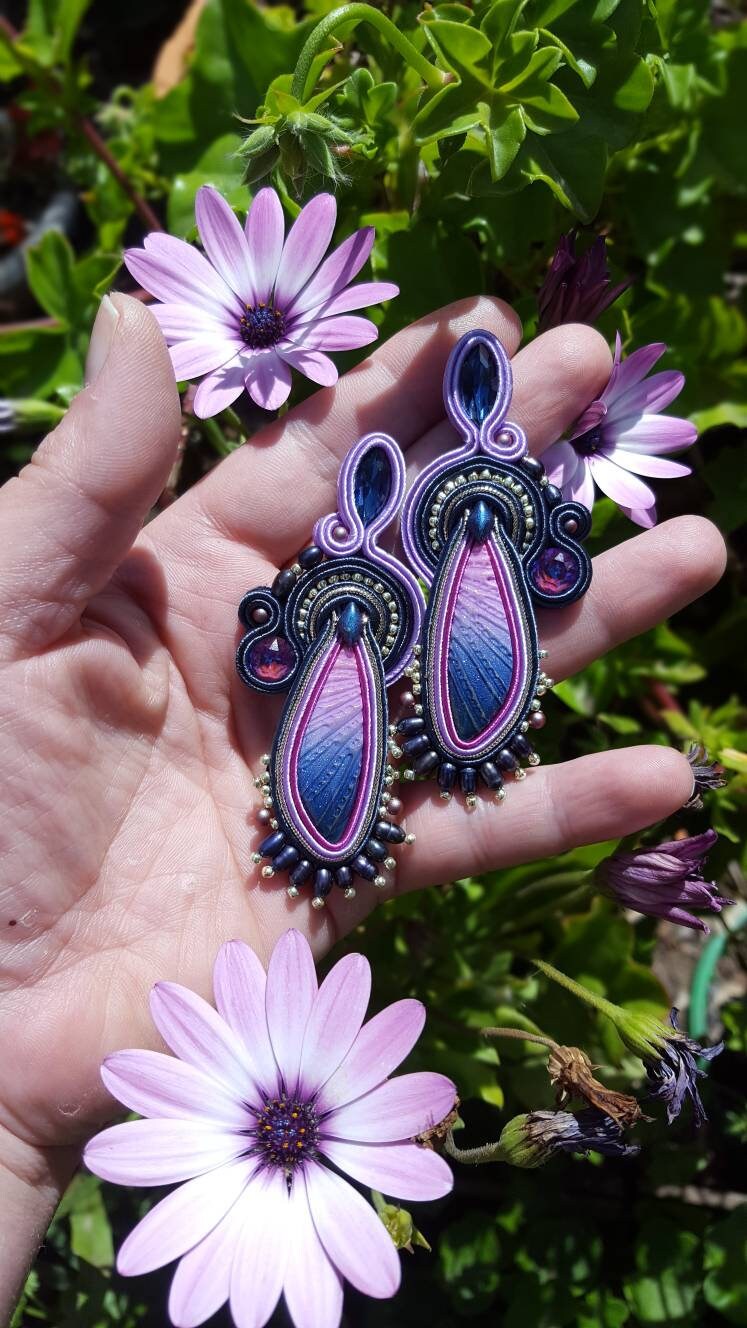 Soutache-Ohrringe in Lilatönen Mit Handgefertigtem Cabochon, Swarovski - Und Süßwasserperlen von TerrisbijouxDesign