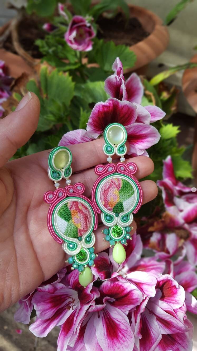 Soutache-Ohrringe in Rosa - Und Cremetönen, Blumengeschenk Für Ihr Mädchen, Handgefertigter Knopf von TerrisbijouxDesign