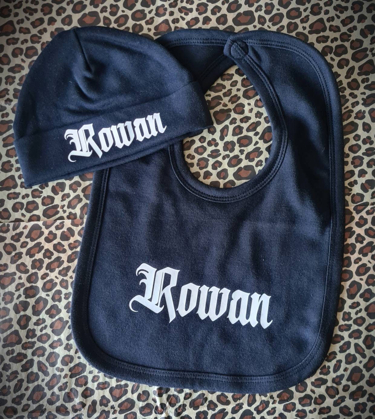 Gothic Baby Name Schwarze Beanie Mütze Und Bib Geschenk Set Personalisiert - & Kleinkind Gothic Style Kinderkleidung 100% Baumwolle von TerrorTotsUK