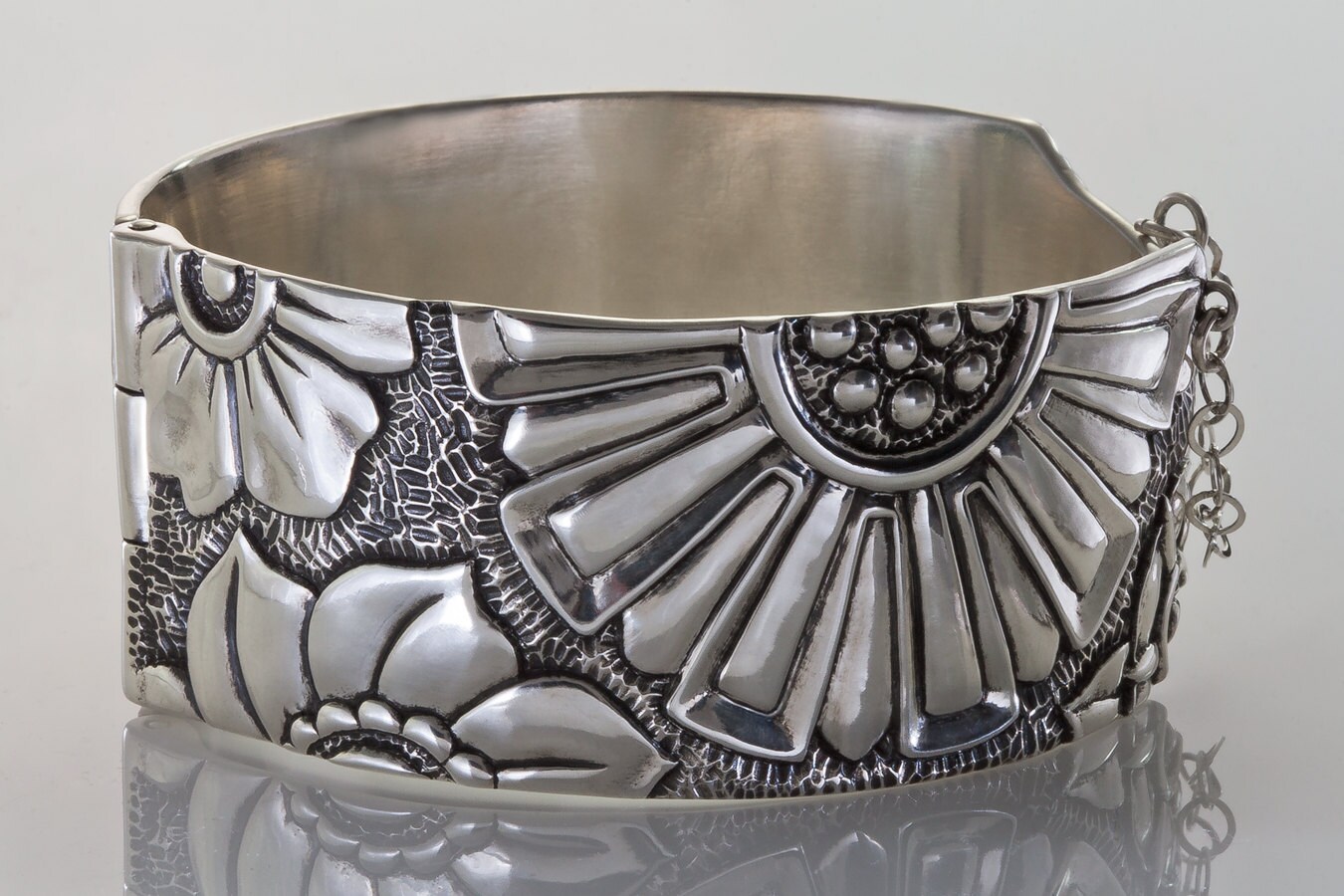 Große Blüten Schmücken Die Oberfläche Dieses Manschette Armband, Klappbar Mit Handgefertigten Pin-Verschluss, in Sterling Silber Oder Bronze Große Blüten Schmücken Die Oberfläche Dieses Manschette Armband, Klappbar Mit Handgefertigten Pin-Verschluss, in Sterling Silber Oder Bronze von TerryKovalcikJewelry