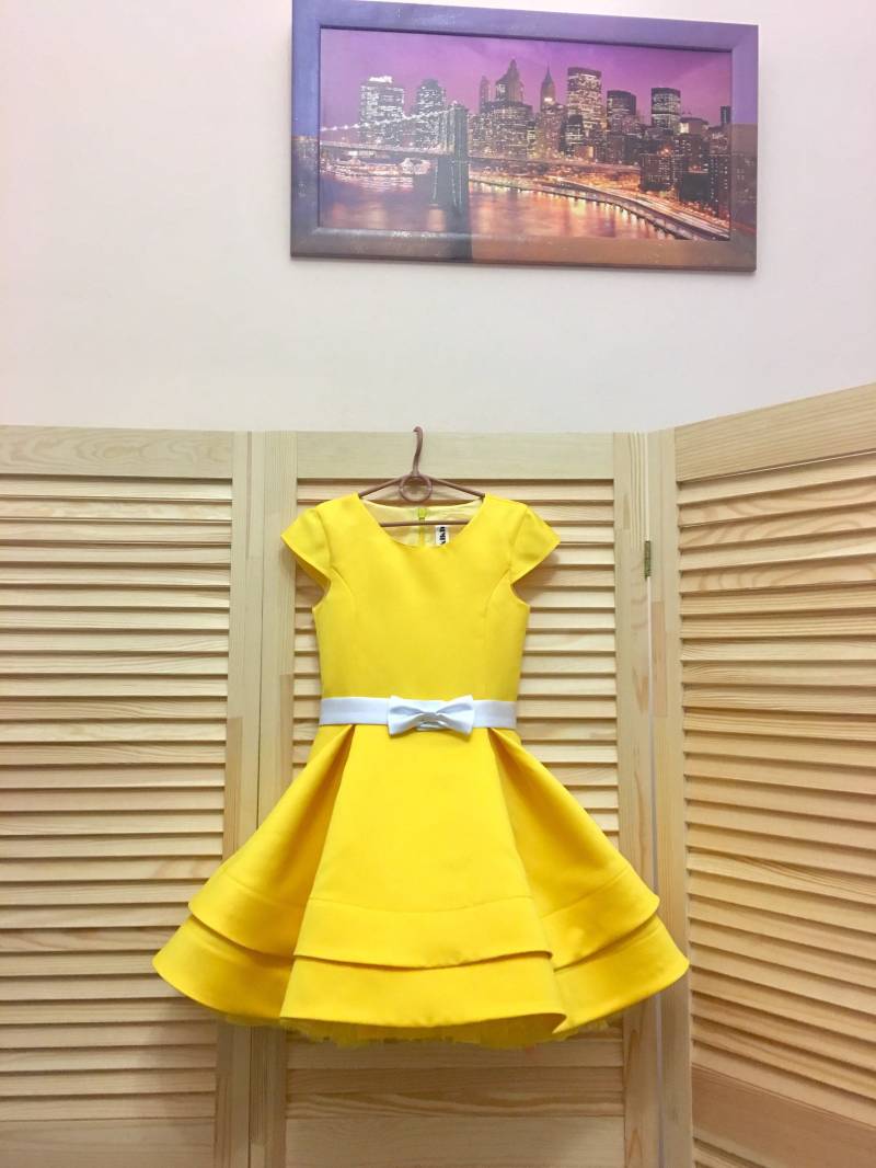 Gelbes Satin-Festzugs-Kleid Schleifengürtel, Schalenärmel, Nach Maß von TerskikhDesigner