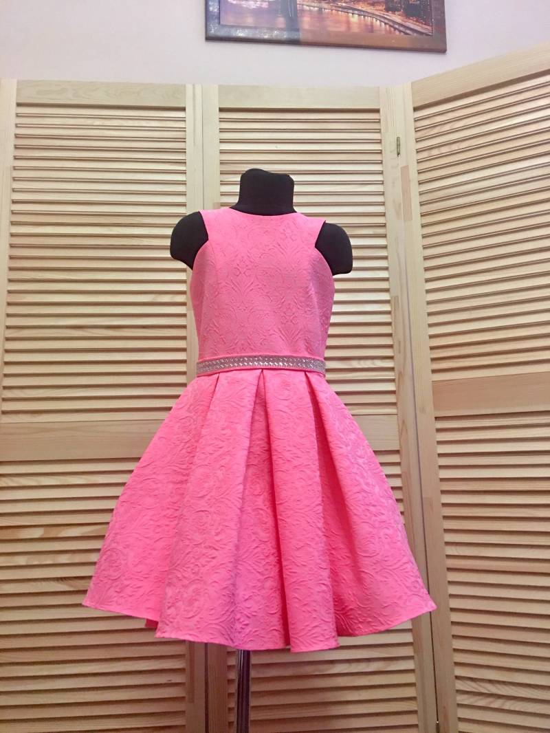 Neon Pink Jacquard Festzug Kleid Strass Gürtel, Custom Fit von TerskikhDesigner