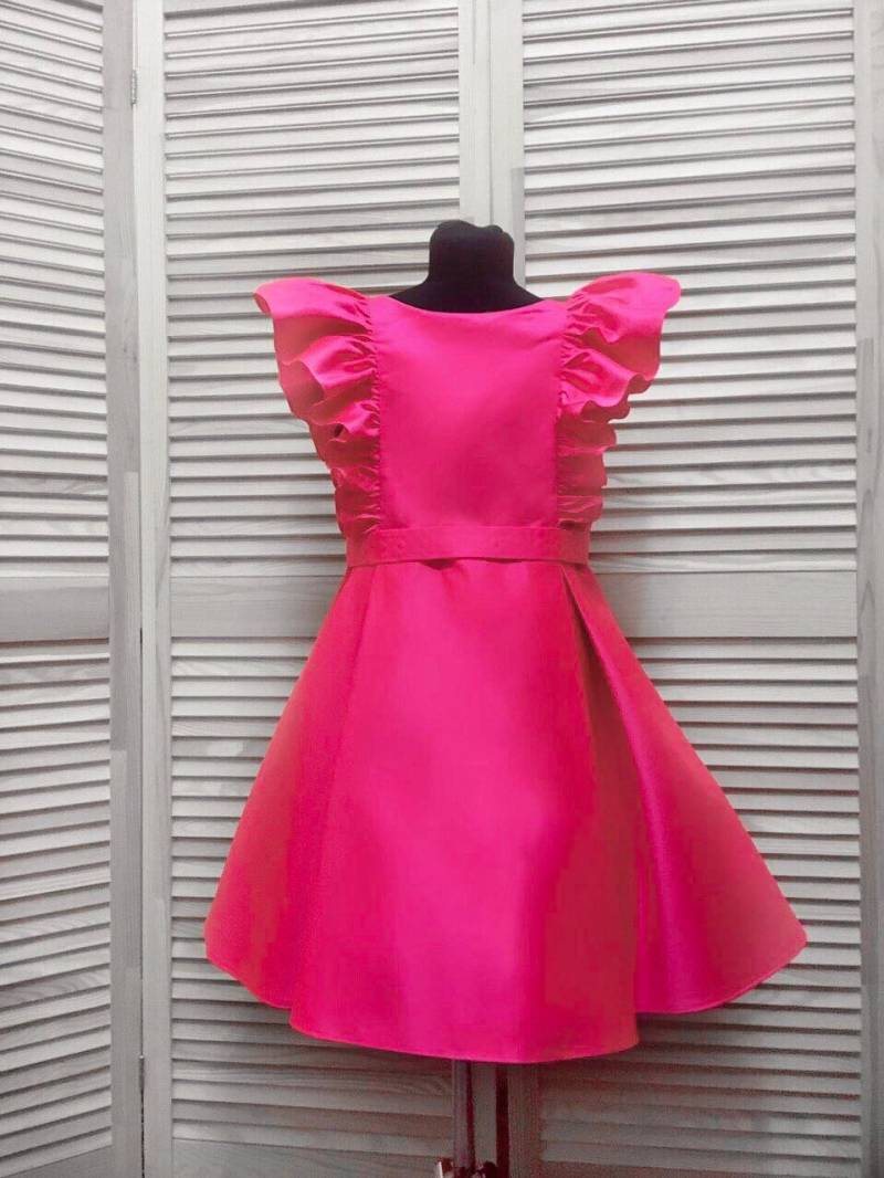 Neon Pinkes Satin Rüschen Kleid Individuelles Cocktail Outfit von TerskikhDesigner