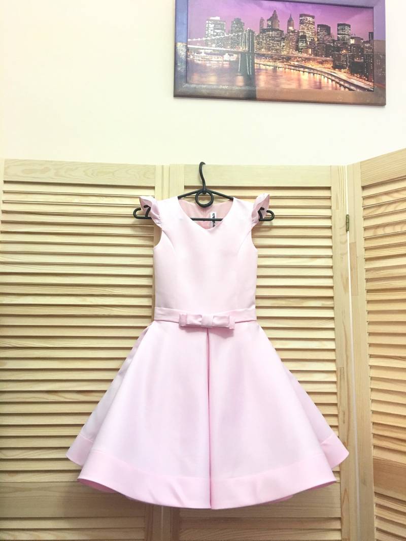 Rosa Satin-Festzugskleid Mit Ärmeln Personalisiertes Kleinkinder-Interview-Outfit von TerskikhDesigner