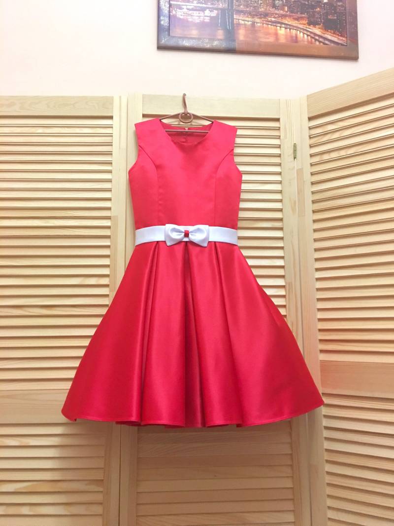 Roten Satin Kleinkind Kleid Festzug Vorstellungsgespräch Outfit Mit Weißen Gürtel von TerskikhDesigner