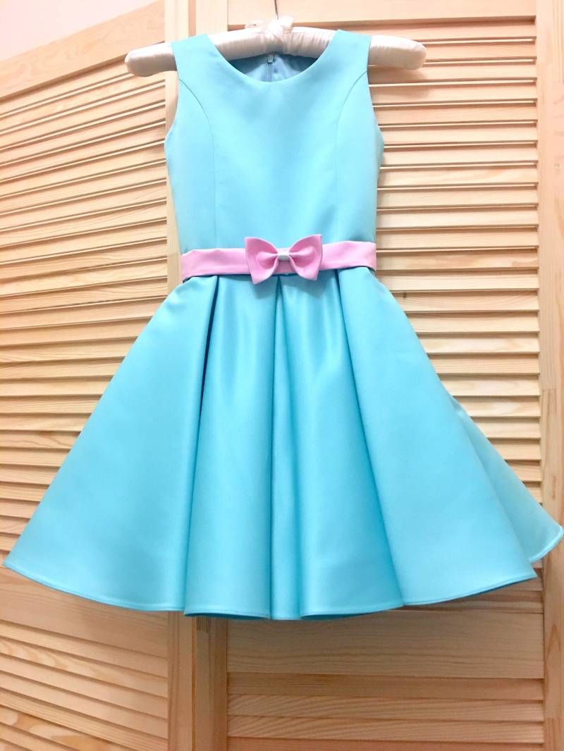 Türkisblaues Satin-Kleid Teens Vorstellungs-Outfit Mit Schleifen-Gürtel von TerskikhDesigner