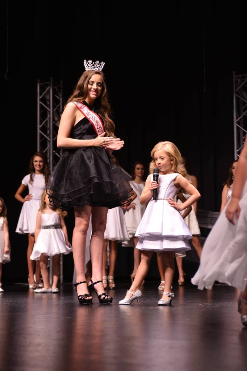 Weißes Satin-Festzugs-Kleid Knielanges Interview-Outfit von TerskikhDesigner