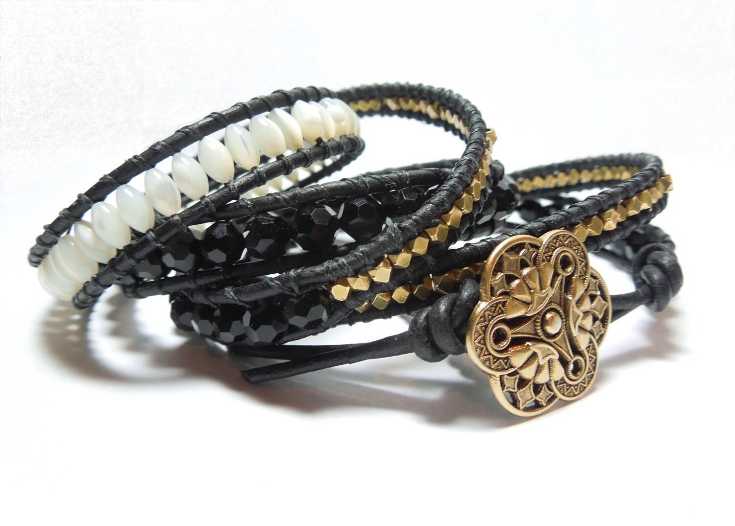 Sei Bella - Wrap Armband, Mutter Pearl, Massivem Messing-Nuggets, Jet Blk Crystal Mit Vintage-Button Facettiert Sei Bella - Wrap Armband, Mutter Pearl, Massivem Messing-Nuggets, Jet Blk Crystal Mit Vintage-Button Facettiert von Tesoribydmarie