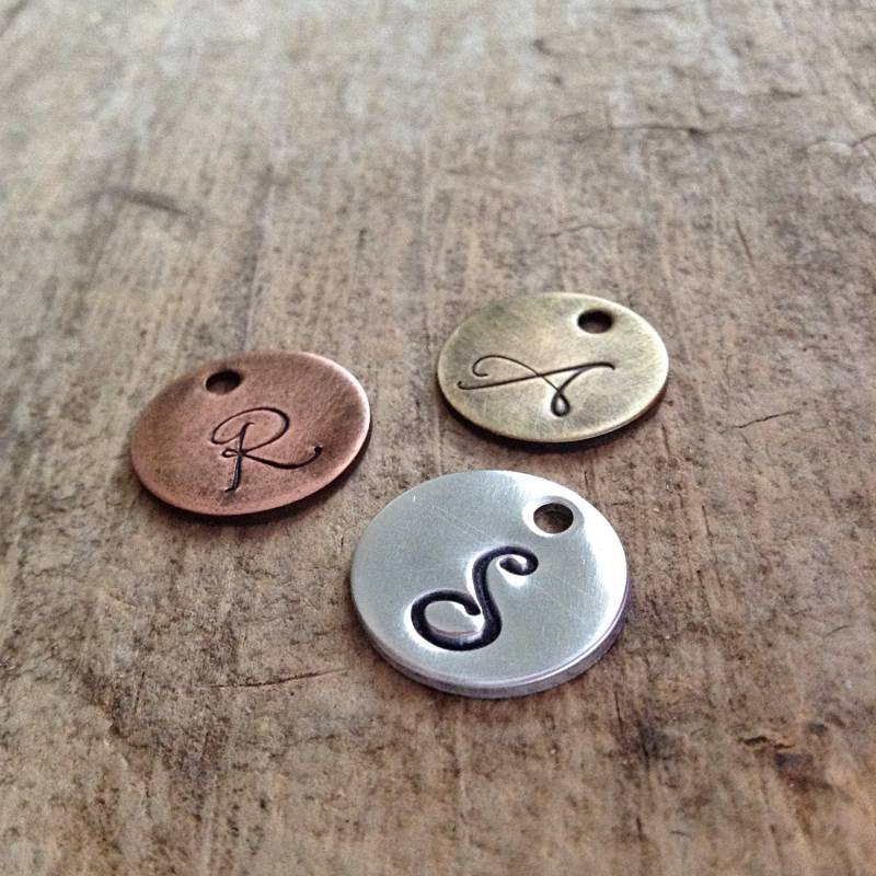 Initial Charm Add On, Benutzerdefinierte Anhänger, Personalisierter Schmuck, Buchstabe Schmuckanhänger, Disc 16 Mm 5/8 ", Wählen Sie Metall Initial Charm Add On, Benutzerdefinierte Anhänger, Personalisierter Schmuck, Buchstabe Schmuckanhänger, Disc 16 Mm 5/8 ", Wählen Sie Metall von TesoroDelSol